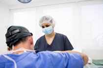 Chirurghi che eseguono interventi chirurgici alle palpebre a pazienti anonimi — Foto stock