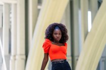 Schönes Porträt eines afrikanischen Mädchens in der Stadt — Stockfoto