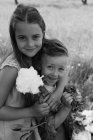 Мальчик и девочка играют с утятами на ферме — стоковое фото