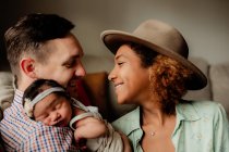 Портрет матері, батька і дочки, щаслива сімейна концепція — стокове фото