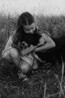 Glückliches Mädchen, das ihren Hund im Freien umarmt. Lebensstil und Pflegekonzept für Haustiere. — Stockfoto