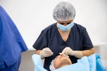 Cirurgiões que realizam cirurgia palpebral para paciente anônimo — Fotografia de Stock