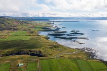 Hermosa tierra agrícola junto al mar en Islandia. - foto de stock