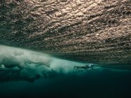 Красивий знімок серфера в морі на фоні природи — стокове фото