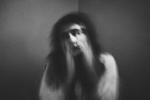 Retrato irreconhecível de mulher, conceito de horror assustador — Fotografia de Stock