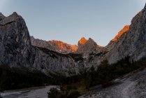 Hermoso paisaje en las montañas en el fondo de la naturaleza - foto de stock