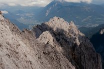 Vista das montanhas e alpinistas no fundo da natureza — Fotografia de Stock