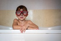 Маленький хлопчик з маскою для плавання у ванні — стокове фото