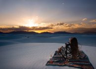 Богемська дівчинка відпочиває на заході сонця у білих пісках, Нью - Мексико — стокове фото