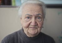 Retrato de idosa senhora branca — Fotografia de Stock