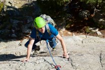 Hombre escalando en Panticosa, Valle de Tena en Pirineos, Huesca provi - foto de stock