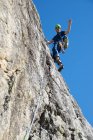 Hombre escalando en Panticosa, Valle de Tena en Pirineos, Huesca provi - foto de stock