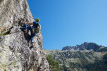Arrampicata uomo a Panticosa, Valle Tena nei Pirenei, Huesca providence — Foto stock