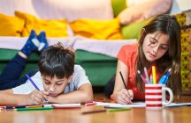 Дети рисуют весело дома — стоковое фото