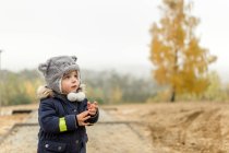 Маленький хлопчик у парку — стокове фото