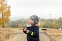 Petit garçon dans le parc — Photo de stock
