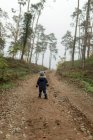 Petit garçon dans le parc — Photo de stock