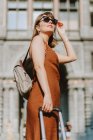 Bella giovane donna con borsetta in città — Foto stock