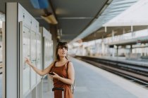 Young woman traveler with backpack walking in the city — Stock Photo