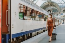 Женщина с багажом ходить в метро станции — стоковое фото