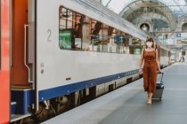 Молодая женщина с багажом прогулка в метро станции — стоковое фото