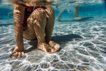 Kleines Kind schwimmt im Pool — Stockfoto