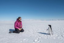 Junges verliebtes Paar am Strand — Stockfoto