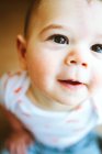 Retrato de un pequeño bebé lindo - foto de stock