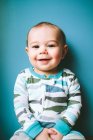 Retrato de um menino pequeno bonito — Fotografia de Stock