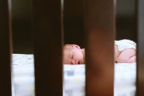 Junge schläft im Kinderbett — Stockfoto