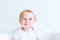 Retrato de un pequeño bebé lindo - foto de stock