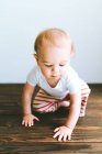 Mignon bébé garçon assis sur le sol — Photo de stock