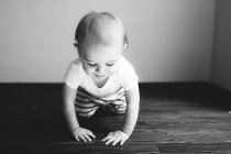 Bébé garçon assis sur le sol — Photo de stock