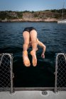 Mann springt in Rio de Janeiro von Segelboot ins Meer — Stockfoto