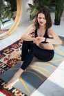 Schöne junge Frau macht Yoga-Übungen zu Hause — Stockfoto