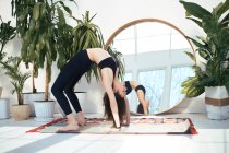 Junges Paar macht Yoga-Übungen zu Hause — Stockfoto
