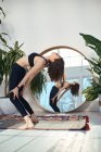 Junge Frau macht Yoga-Übungen im Fitnessstudio — Stockfoto