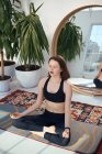Mujer joven haciendo ejercicios de yoga en el gimnasio - foto de stock