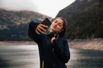 Ragazza prendendo un selfie in montagna con il suo cellulare — Foto stock