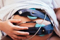 Pancia della donna incinta collegata al monitoraggio della gravidanza. Preparazione al parto. Concetto di gravidanza sana. — Foto stock