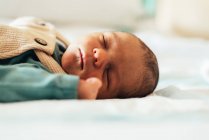 Newborn infant with jaundice lying in a hospital bed. — Stock Photo