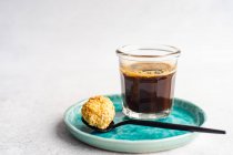 Sorbete casero dulce y café en vidrio - foto de stock