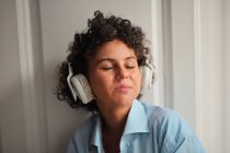 Giovane donna ascolta musica con le cuffie — Foto stock