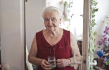 Portrait de dame âgée dans sa maison — Photo de stock
