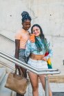 Модні багатоетнічні лесбійські подружки беруть селфі на смартфон — стокове фото