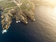 Vista aérea del mar y la isla de la costa mediterránea - foto de stock