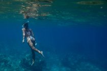 Jovem mulher snorkeling na água — Fotografia de Stock