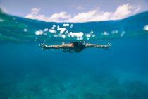 Jovem mulher snorkeling no mar — Fotografia de Stock