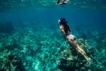Giovane donna che fa snorkeling in mare — Foto stock