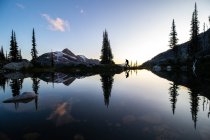 Hermoso lago en las montañas - foto de stock